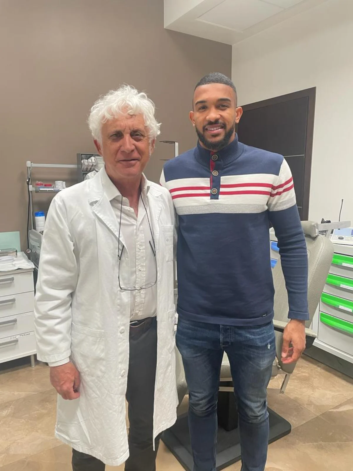 Il Dottor Libero Tubino insieme a uno sportivo nel suo studio