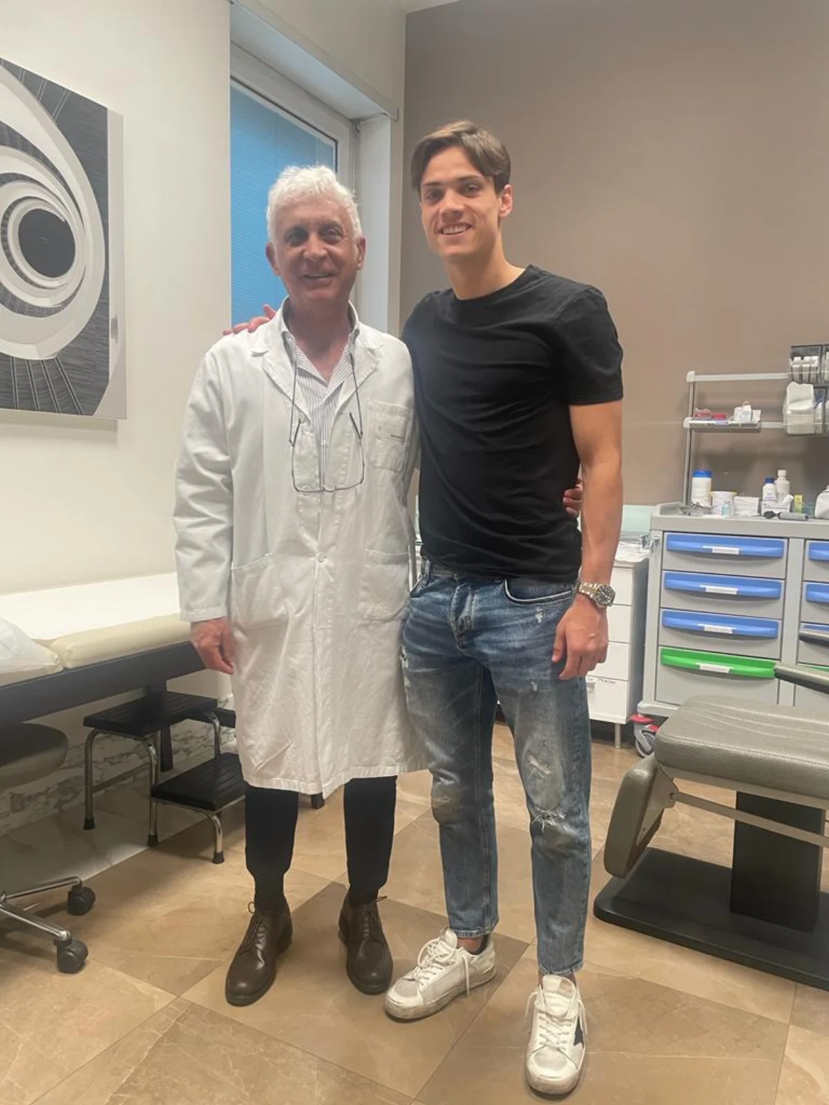Il Dottor Libero Tubino con uno sportivo nel suo studio